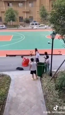 爱与冲动的悲剧，吵架竟将女友扔垃圾桶